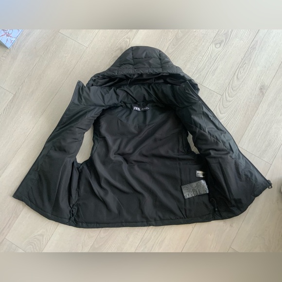 Cropped Puffer Vest with Hood - Picture 5 of 9